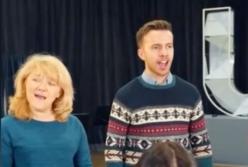 Сеть взорвало видео как британские дипломаты колядовали (видео)