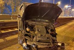 В Киеве легковушка влетела в отбойник (видео)