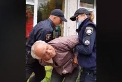В Черновцах полиция надела наручники на пенсионера-торговца (видео)