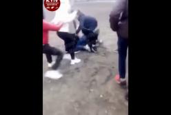 "Поставили на колени": в Киеве подростки жестоко избили сверстницу (видео) 