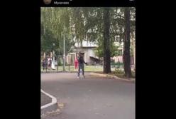 В Мукачево по улице разгуливала женщина с оружием (видео)