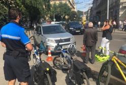 Женщина заблокировала скорую и наехала на велопатрульного во Львове (видео)
