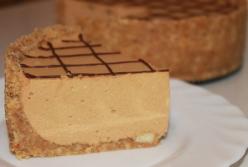 Вкусно и просто: торт без выпечки со сгущенкой (видео)