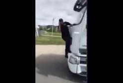 Нарушитель сбил и провез инспектора на капоте грузовика пять километров (видео)