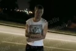 В Киеве мужчина "чистил карманы" пьяного человека, лежащего на газоне без сознания (видео)