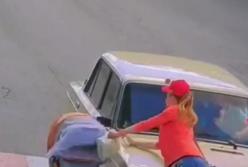 На Харьковщине ВАЗ сбил женщину с коляской (видео)