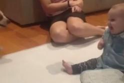 Ребенок впервые в жизни увидел щенка: реакция малыша рассмешила Сеть (видео)
