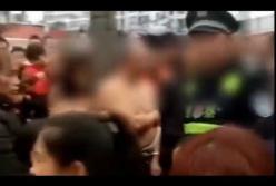 Голых любовников привязали к дереву на глазах толпы [видео]