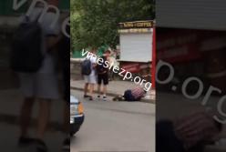 В Запорожье люди равнодушно проходили мимо мертвого человека на улице (видео)