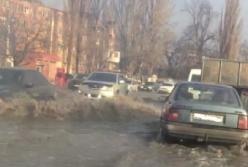 В Одессе после снегопада и оттепели улицы превратились в реки (видео)