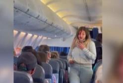 Пассажирки рейса самолета из Турции устроили драку (видео)