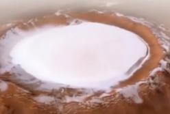 Каток на Марсе: там обнаружили огромный кратер, заполненный льдом (видео)