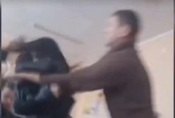 На Сумщине учитель вытолкал школьницу из класса (видео)