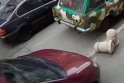 Эта женщина - гений парковки: но бетонный блок все же лучше убрать (видео)