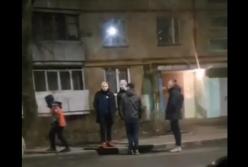 В Харькове подростки устроили погром машин во дворе многоэтажки (видео)