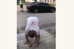 В Житомире поймали неадекватного водителя в нелепой позе (видео)