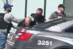 "Выстрели мне в голову!"- момент задержания водителя фургона в Торонто, задавившего людей (видео)