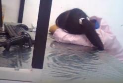 Страшные условия на фабрике Apple в Китае: все работники измождены (видео)