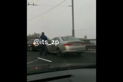 В Запорожье лоб в лоб столкнулись два автомобиля: в городе образовались пробки (видео) 