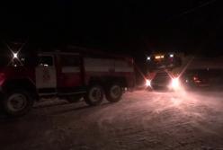 "Ситуация осложняется": В Украине сотни автомобилей попали в снежный плен (видео)