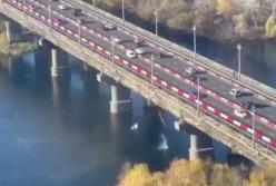 У Києві від мосту Патона відвалюються шматки бетону (відео)