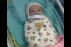 В роддоме России младенцу заклеили рот пластырем (видео)