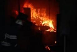 Масштабный пожар в центре Киева: сгоревшие машины, десятки спасателей и столб черного дыма (видео)