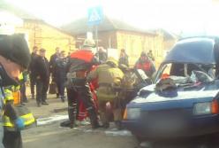 В Сумах легковая машина въехала в КамАЗ: спасателям пришлось вырезать женщину (видео)