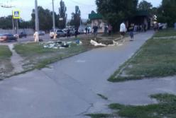 Новая "Зайцева": девушка на авто протаранила палатку и людей на тротуаре (видео)