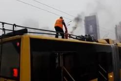 Водитель троллейбуса тушил пожар снегом (видео)