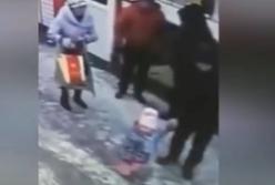 Пьяная женщина отдала свою 3-летнюю дочку трем незнакомцам (видео)