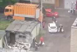В Киеве водитель отличился "героической" парковкой возле мусорки (видео)