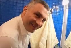 Кличко показал, как моет руки в боксерских перчатках (видео)