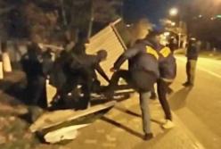 В Одессе активисты снесли забор возле стройки отеля (видео)