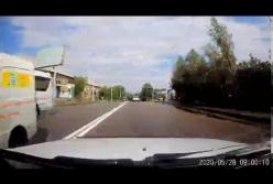 В Запорожье маршрутка с пассажирами влетела в столб (видео)