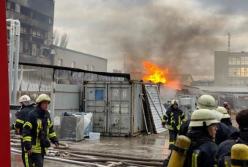 В Киеве произошел пожар на химзаводе Укроргсинтез (видео)