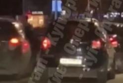 В Киеве конфликт между водителями закончился жутким ДТП (видео)