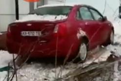 В Киеве авто врезалось в здание школы (видео)