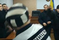 Арестантская роба и летающие ботинки на суде Савченко (видео)