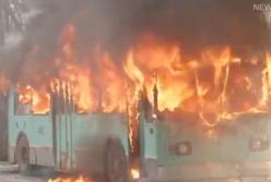 Страшные кадры: в центре города полностью сгорел троллейбус (видео)