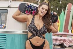 Пышнотелая Эшли Грэм позировала на пляже (видео)