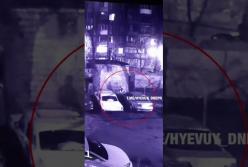 В Днепре камера видеонаблюдения зафиксировала поджигателей автомобилей (видео)