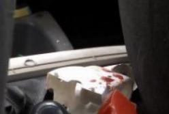 В Запорожье пьяные парень с девушкой порезали ножом таксиста и угнали его машину (видео)