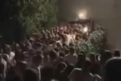 Страшная трагедия в ночном клубе: в давке погибло 6 человек (видео)