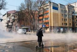 В Киеве прорвало теплосеть: улицы залило кипятком (видео)