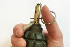 Взрыв в ночном клубе: камера засняла момент, как мужчина бросил гранату в охрану (видео)