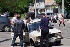 В Николаеве ВАЗ с отвалившимся колесом на руках выносили с дороги (видео)