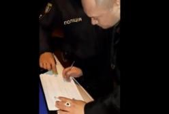 В Николаевской области пьяный мужчина мочился на полицейский автомобиль (видео)