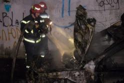 В Киеве на Подоле сгорели два автомобиля (видео)