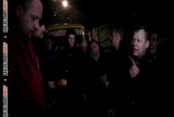 В Киеве водитель маршрутки встал на колени перед матерью погибшего бойца (видео)
